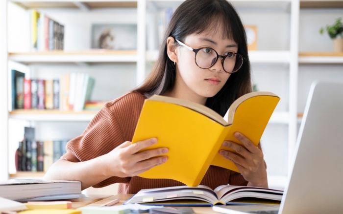 Hãy ưu tiên chọn cuốn sách từ vựng tiếng Trung có nêu ví dụ trong nhiều ngữ cảnh và bài tập ôn luyện, bảng tổng hợp từ vựng cuối chương,...