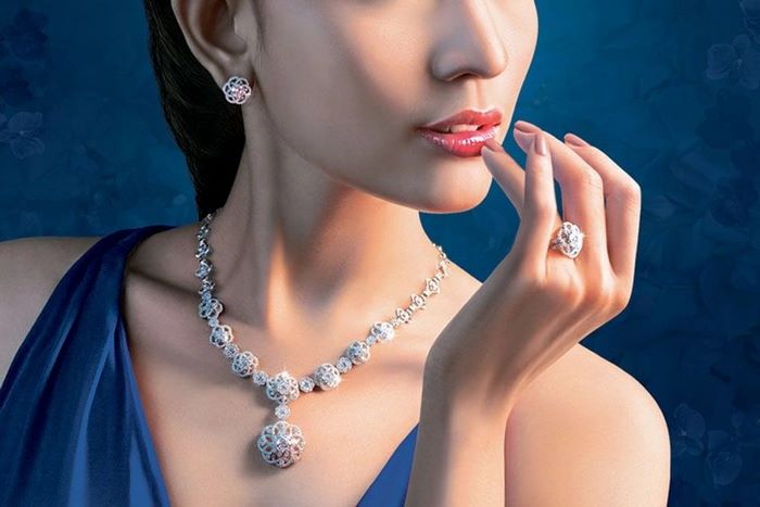 199+ từ vựng tiếng Trung chủ đề trang sức, phụ kiện lấp lánh 2 Biết từ vựng tiếng Trung chủ đề trang sức về chất liệu giúp bạn chọn mua đồ như ý muốn